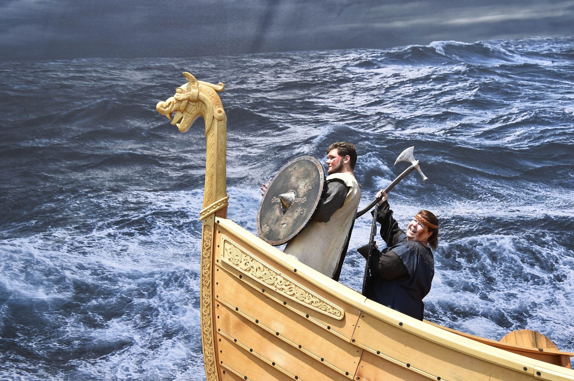 Люди позируют в образе викингов на макете драккара - ИноСМИ, 1920, 27.09.2020