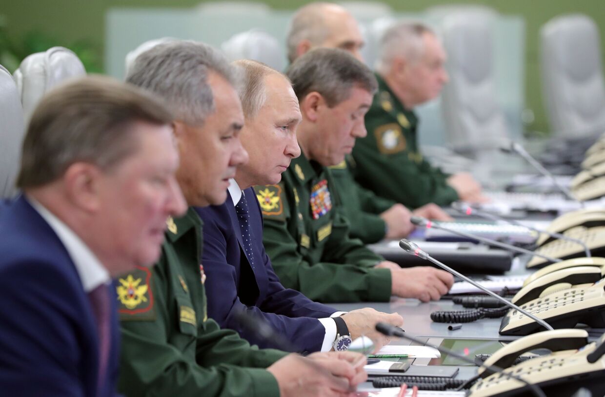 Владимир Путин наблюдает за пуском гиперзвуковой ракеты комплекса «Авангард»