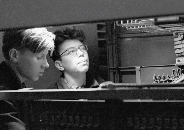 Школьники в кружке кибернетики при Центральной станции юных техников изучают устройство вычислительной машины М-3 Школьники в кружке кибернетики при Центральной станции юных техников изучают устройство вычислительной машины М-3