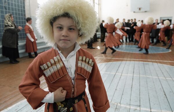 Ученик школы села Комсомольское занимается в кружке художественной самодеятельности Ученик школы села Комсомольское занимается в кружке художественной самодеятельности