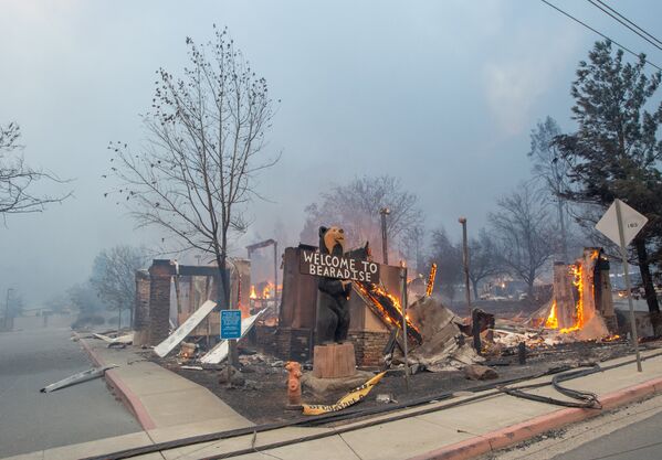 Сгоревшее кафе в городе Парадайз в Калифорнии