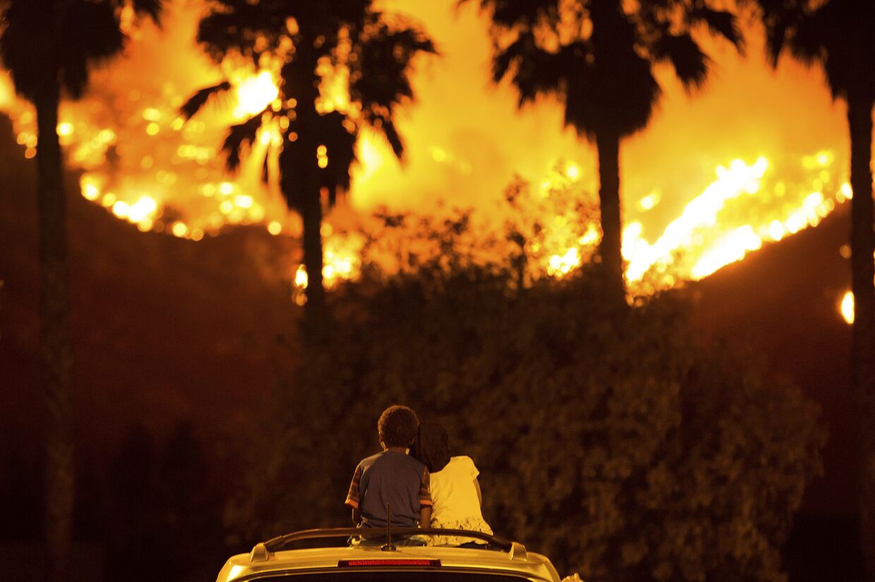 Дети наблюдают за пожаром на крыше автомобиля на озере Эльсинор в Калифорнии