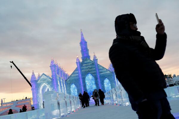 Посетители на фоне ледяных скульптур