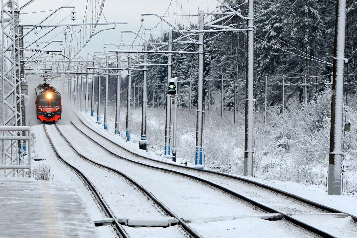 Поезд подъезжает к станции вблизи Москвы
