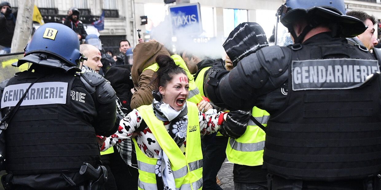 Протестная акция желтых жилетов в Париже