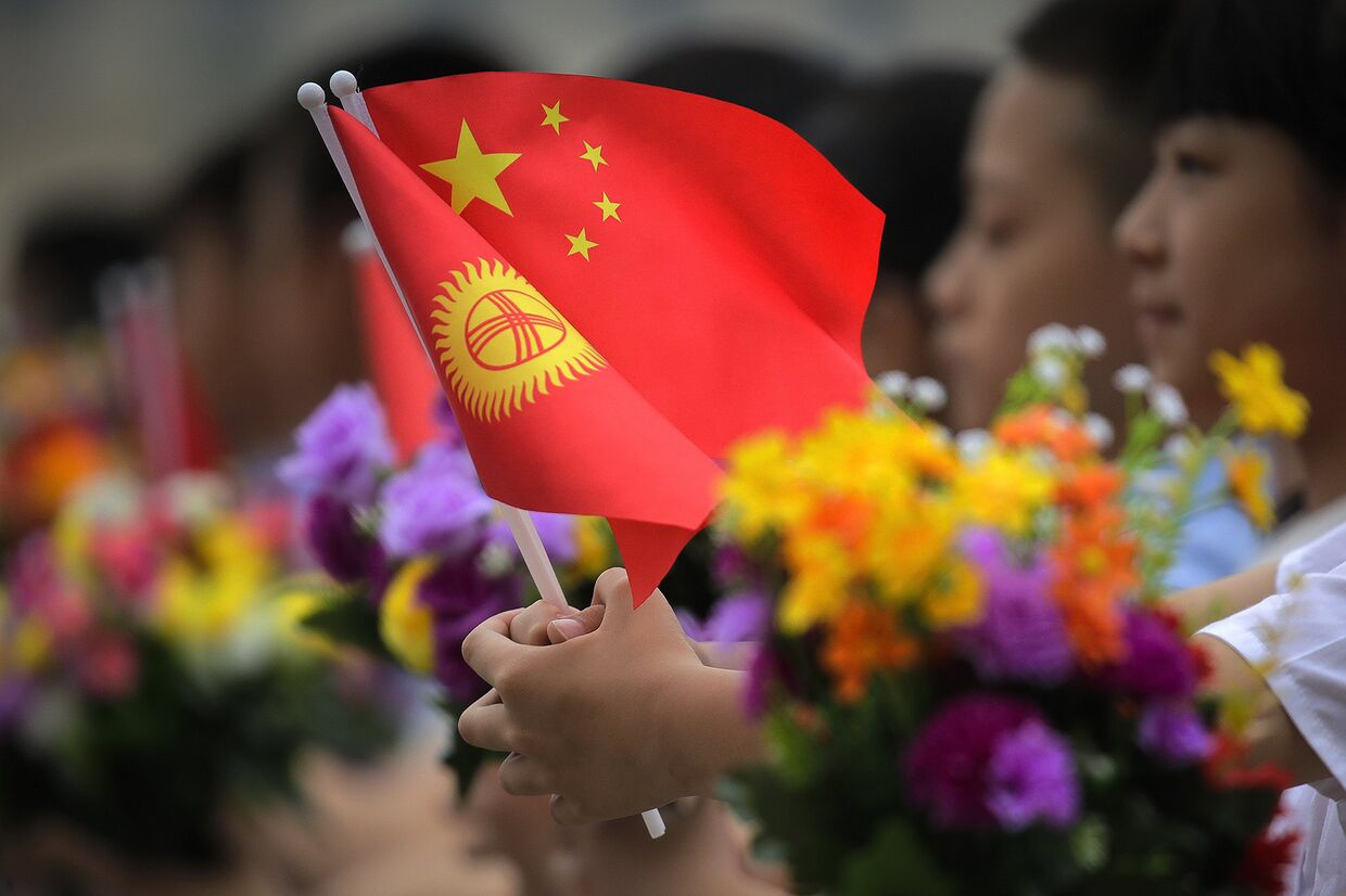Национальные флаги Кыргызстана и Китая