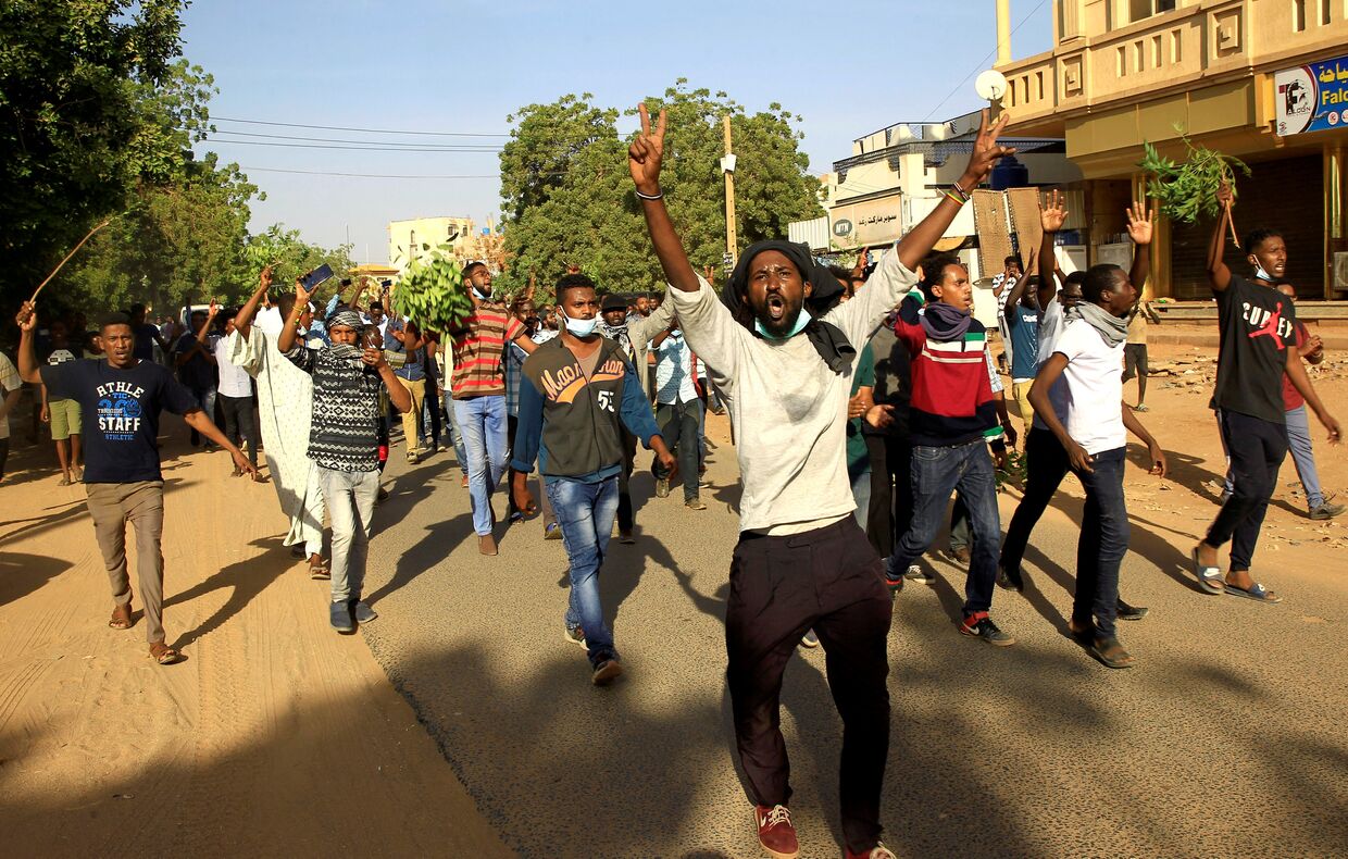 Участники акции протеста в суданской столице Хартум