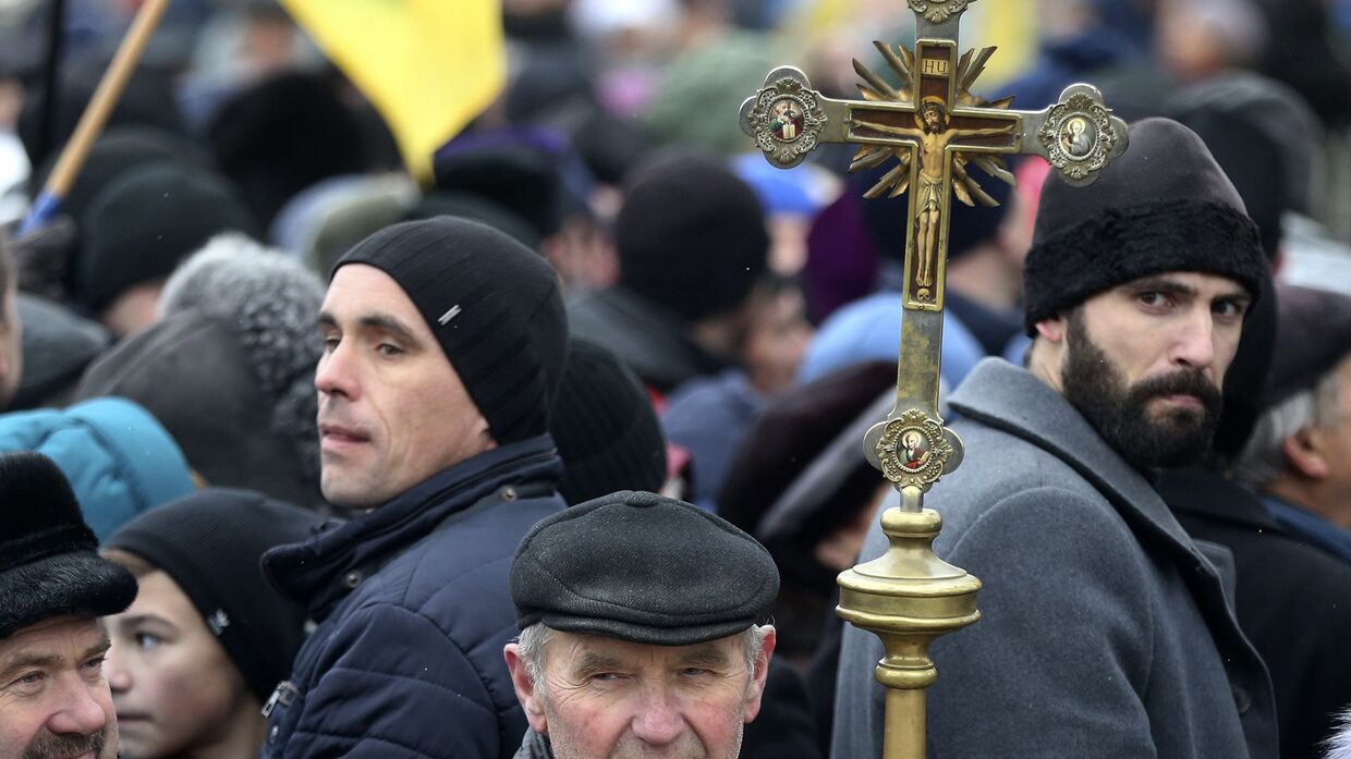 Сторонники независимости украинской церкви возле Софийского собора в Киеве, Украина