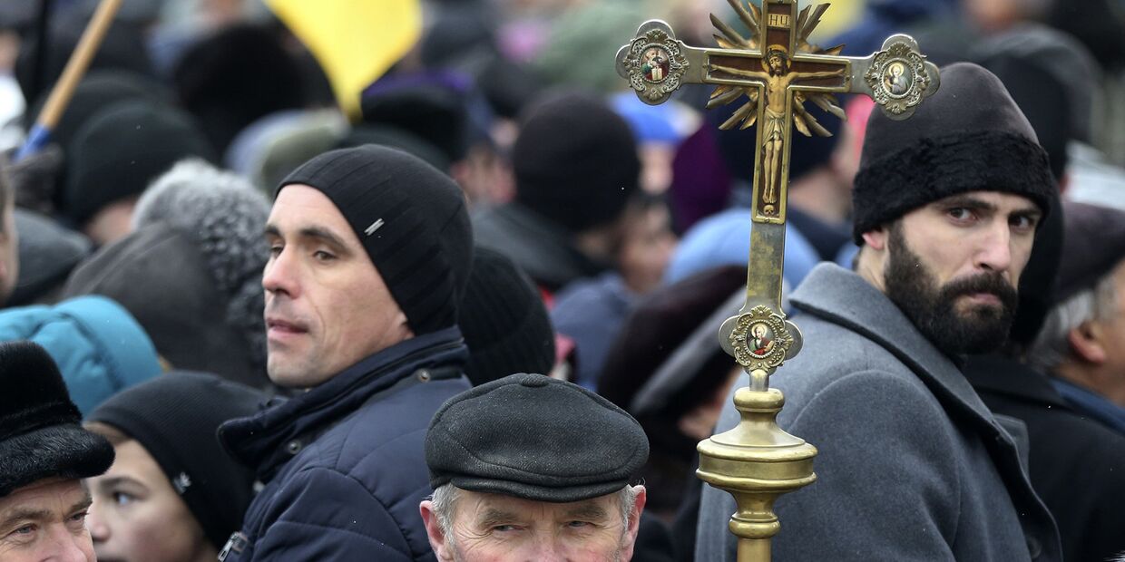 Сторонники независимости украинской церкви возле Софийского собора в Киеве, Украина