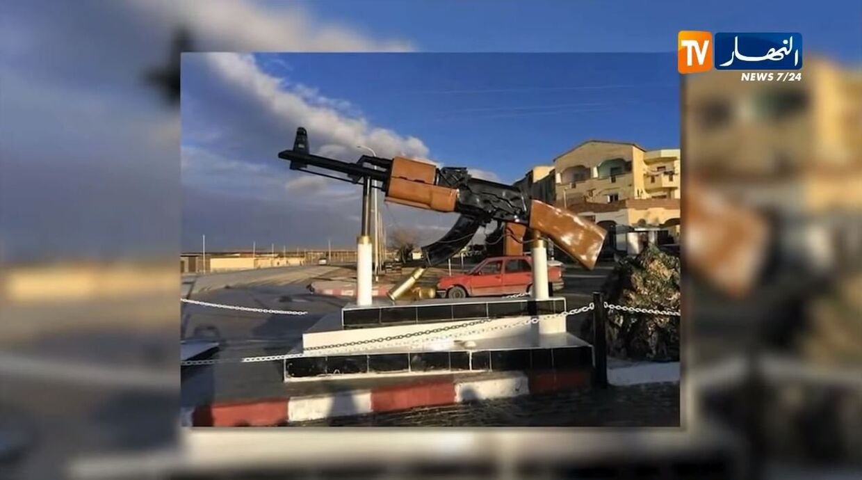 Памятник АК-47 в деревне Мазария, Алжир