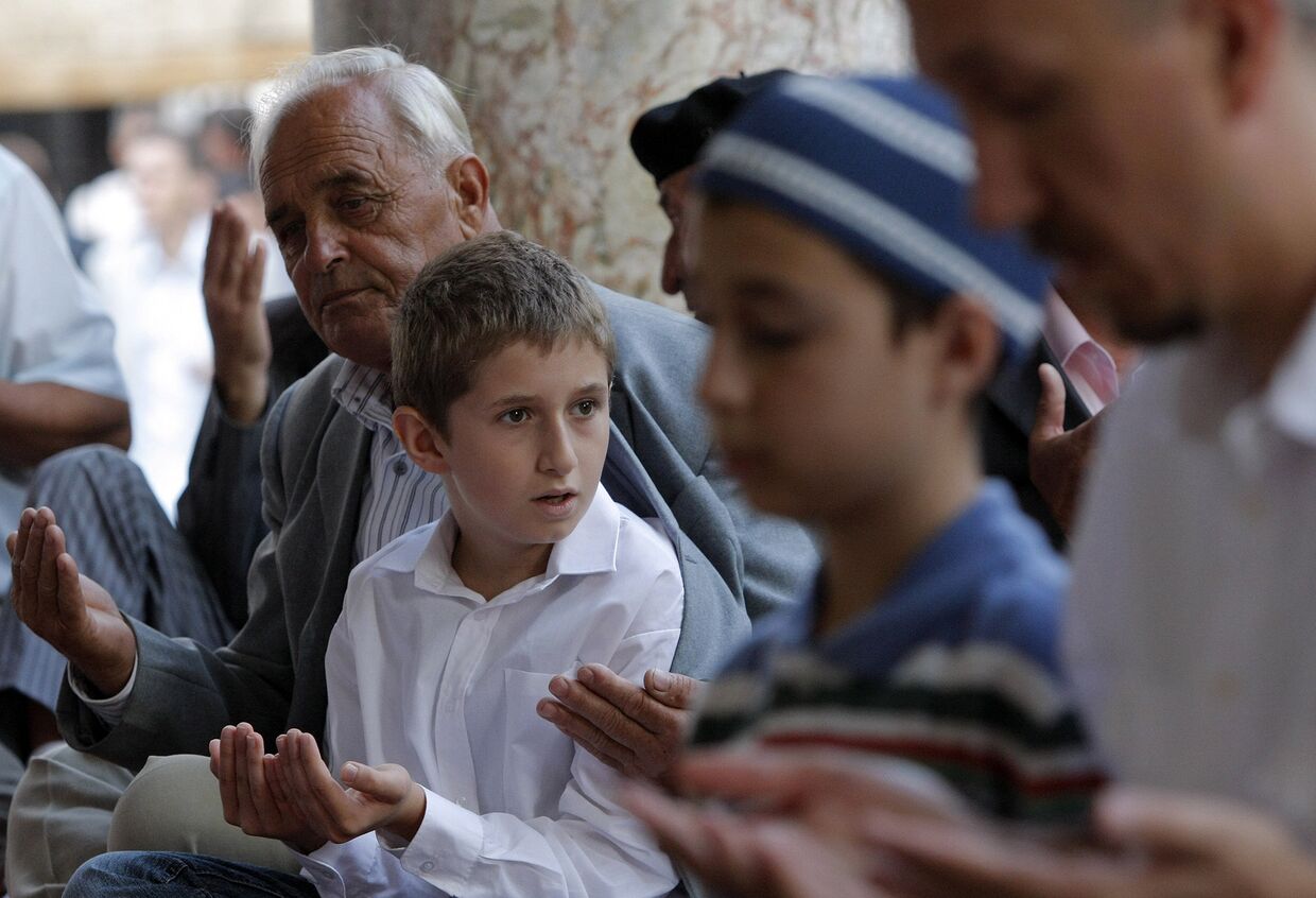 Боснийские мусульмане во время молитвы в мечети в Сараево