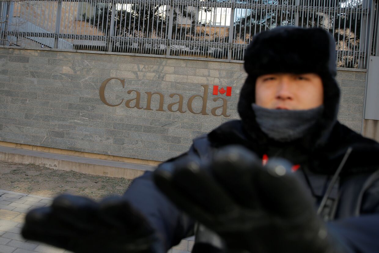 Охранник у посольства Канады в Пекине
