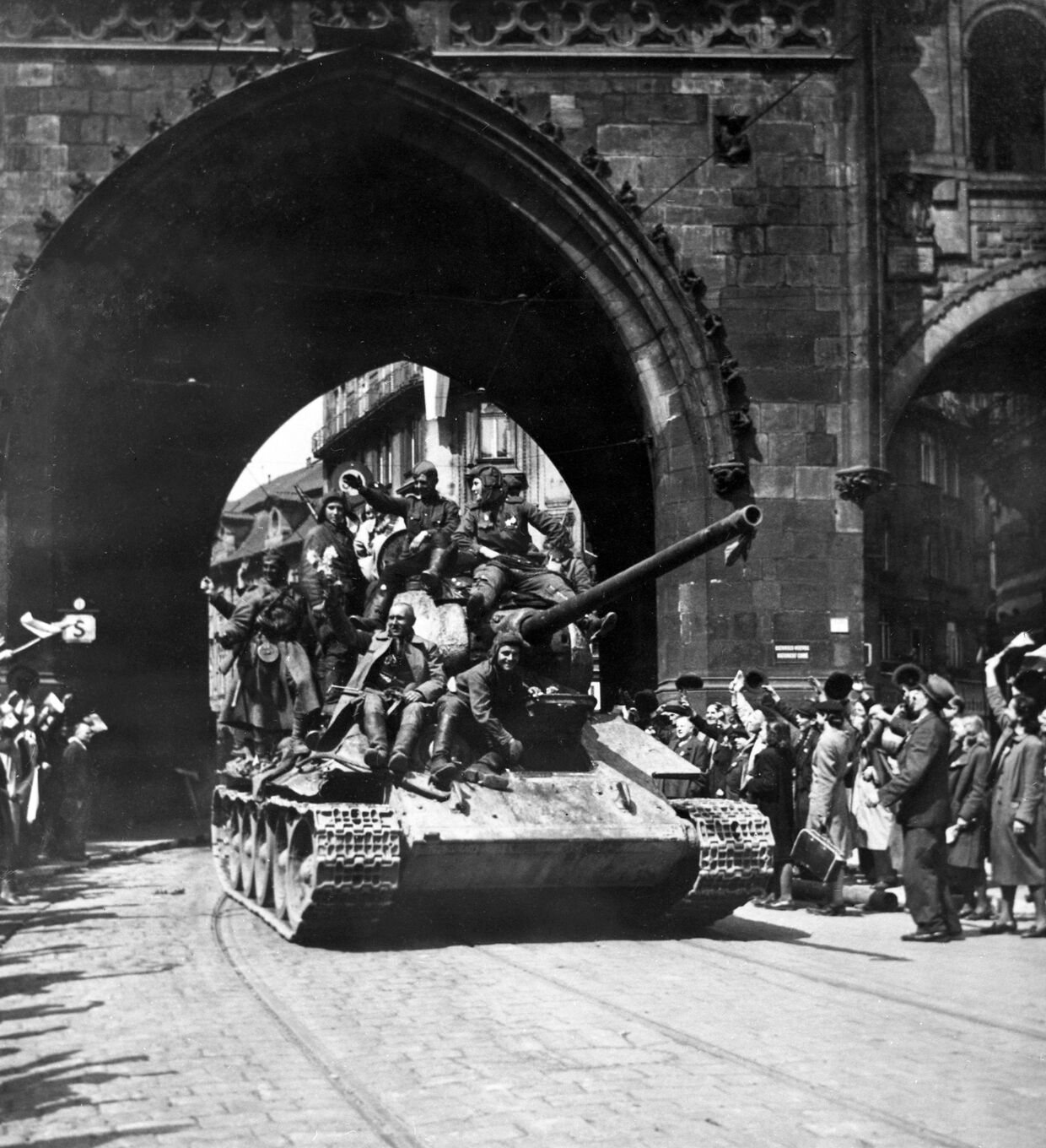 Жители Праги приветствуют советских воинов-освободителей