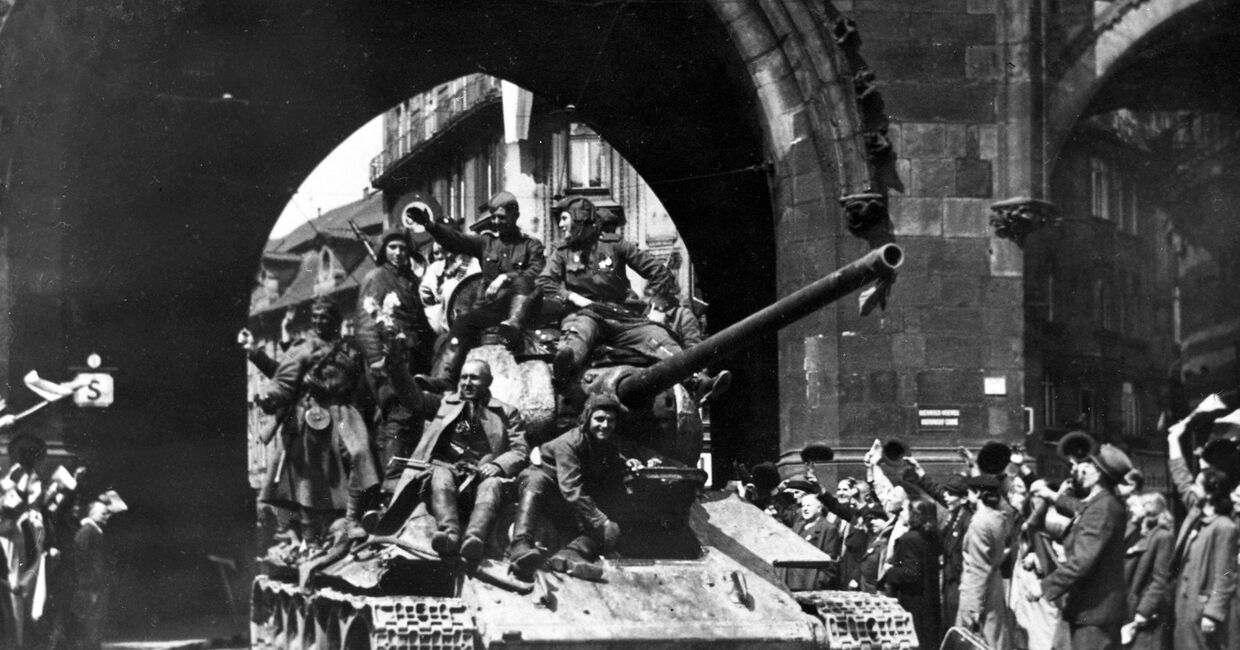 Жители Праги приветствуют советских воинов-освободителей