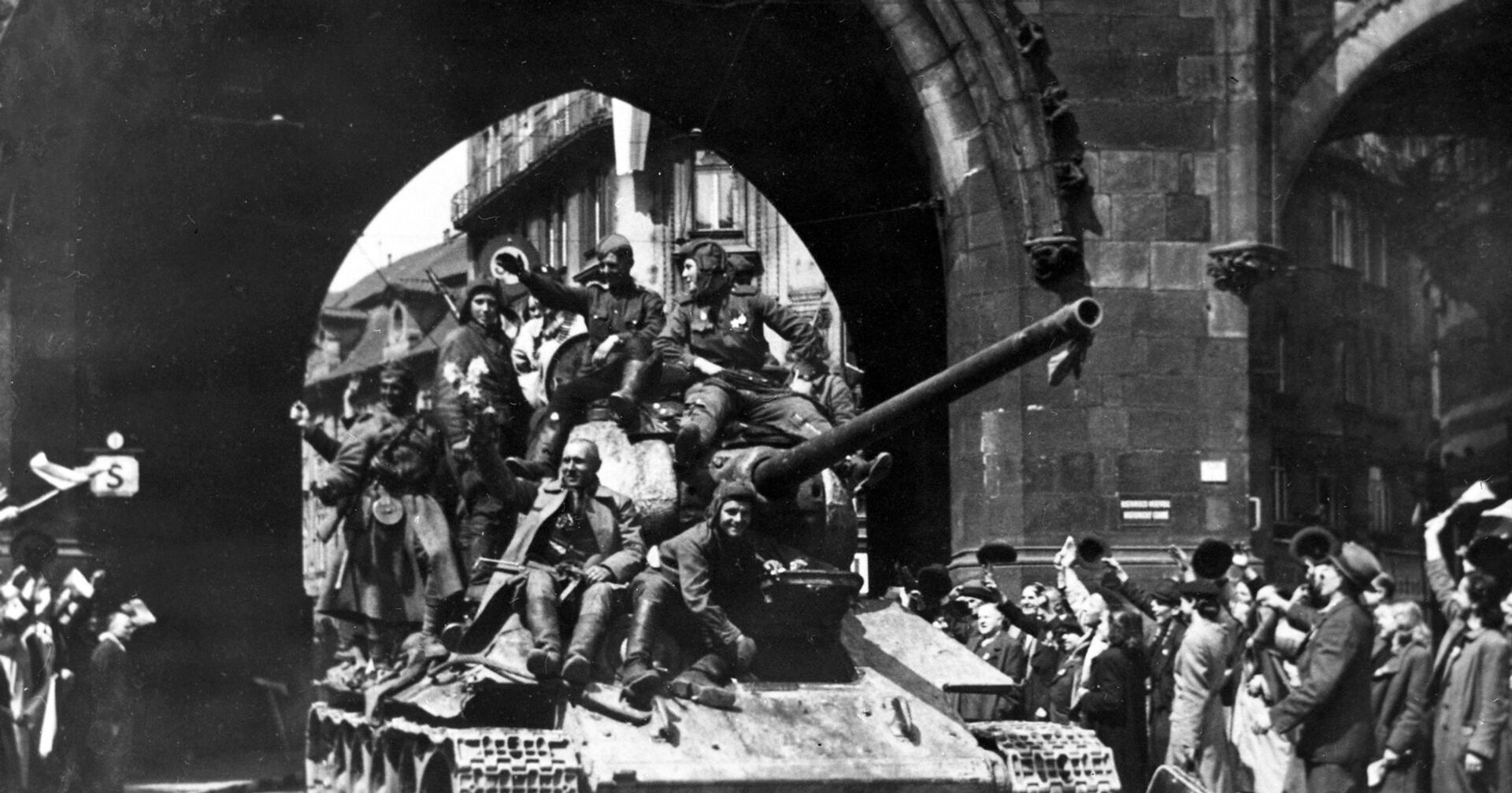 Жители Праги приветствуют советских воинов-освободителей - ИноСМИ, 1920, 21.03.2021