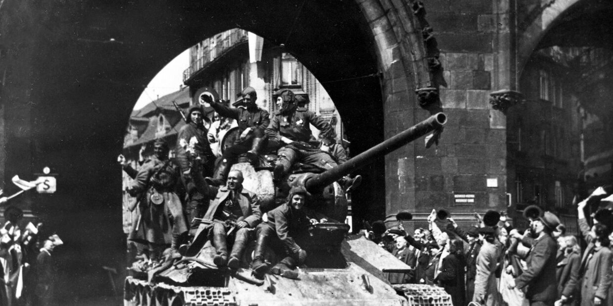 Жители Праги приветствуют советских воинов-освободителей