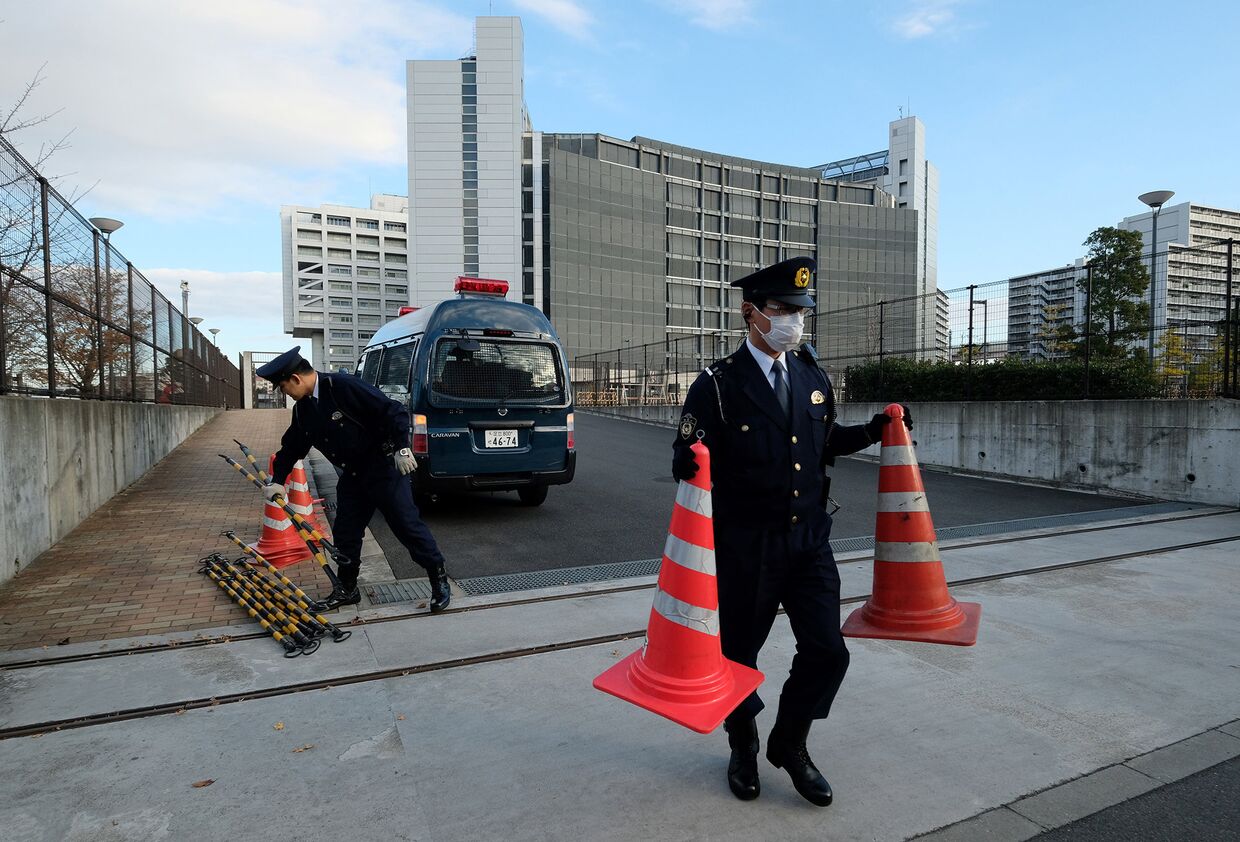 Полиция у здания, где под стражей содержится бывший глава Nissan Карлос Гон в Токио