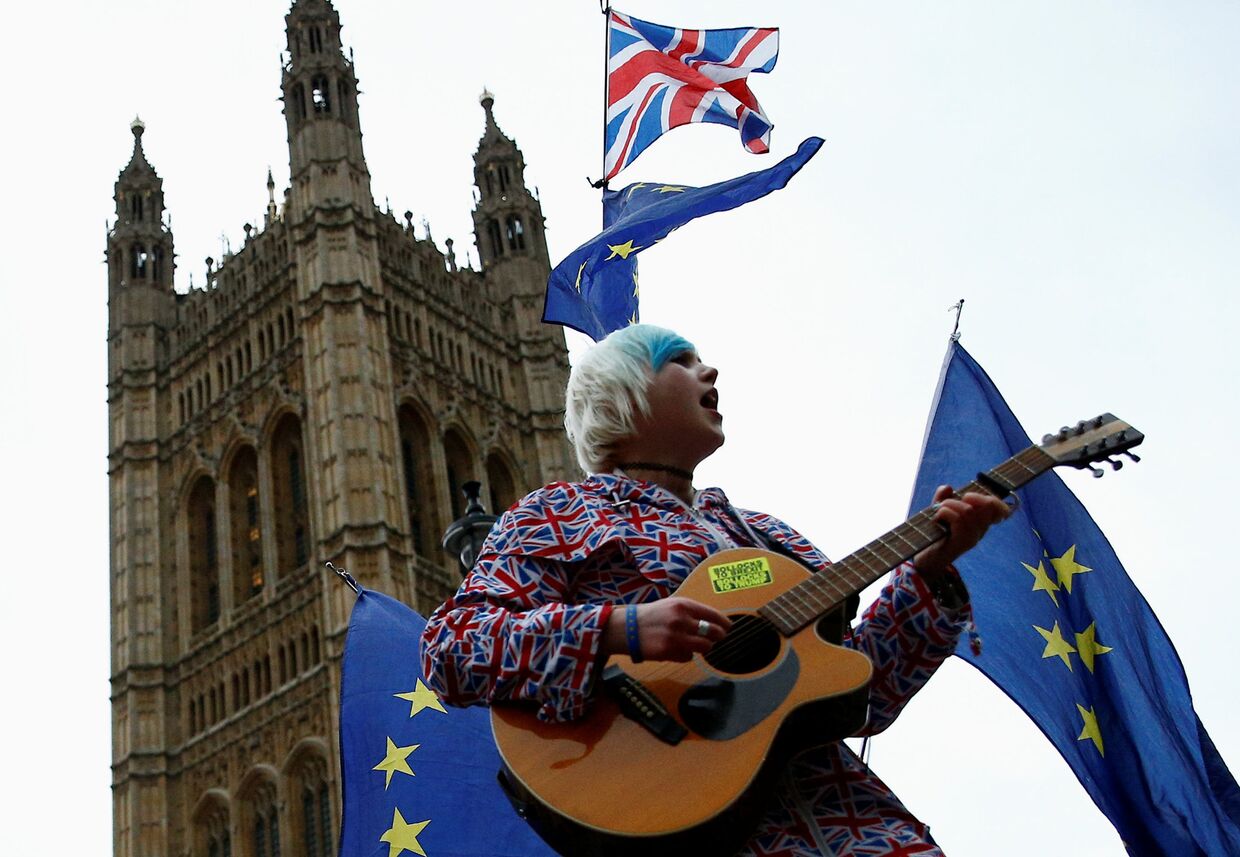 Протестующий против Брексита у здания пррламента Великобритании в Лондоне