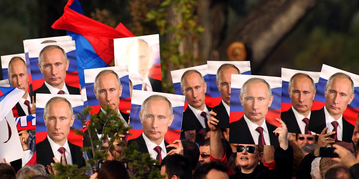 Жители Белграда с портретами президента России Владимира Путина