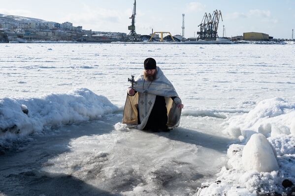 Вода предварительно освящается православным священником