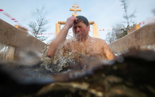 Мужчина крестится