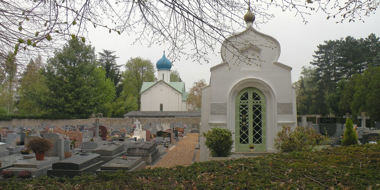 Русские церкви на кладбище в Сент Женевьев де Буа