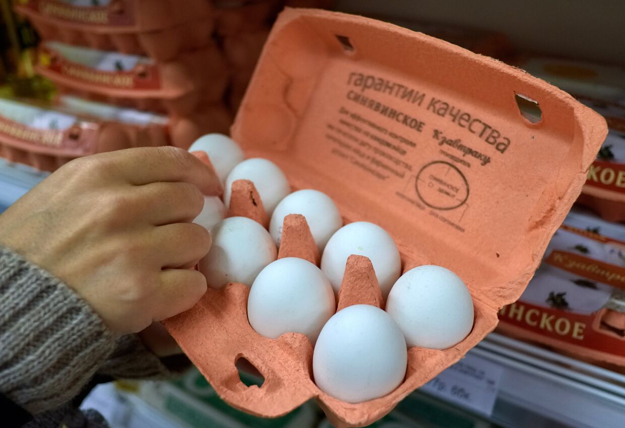 Покупатель выбирает куриные яйца в магазине «Полушка» в Санкт-Петербурге