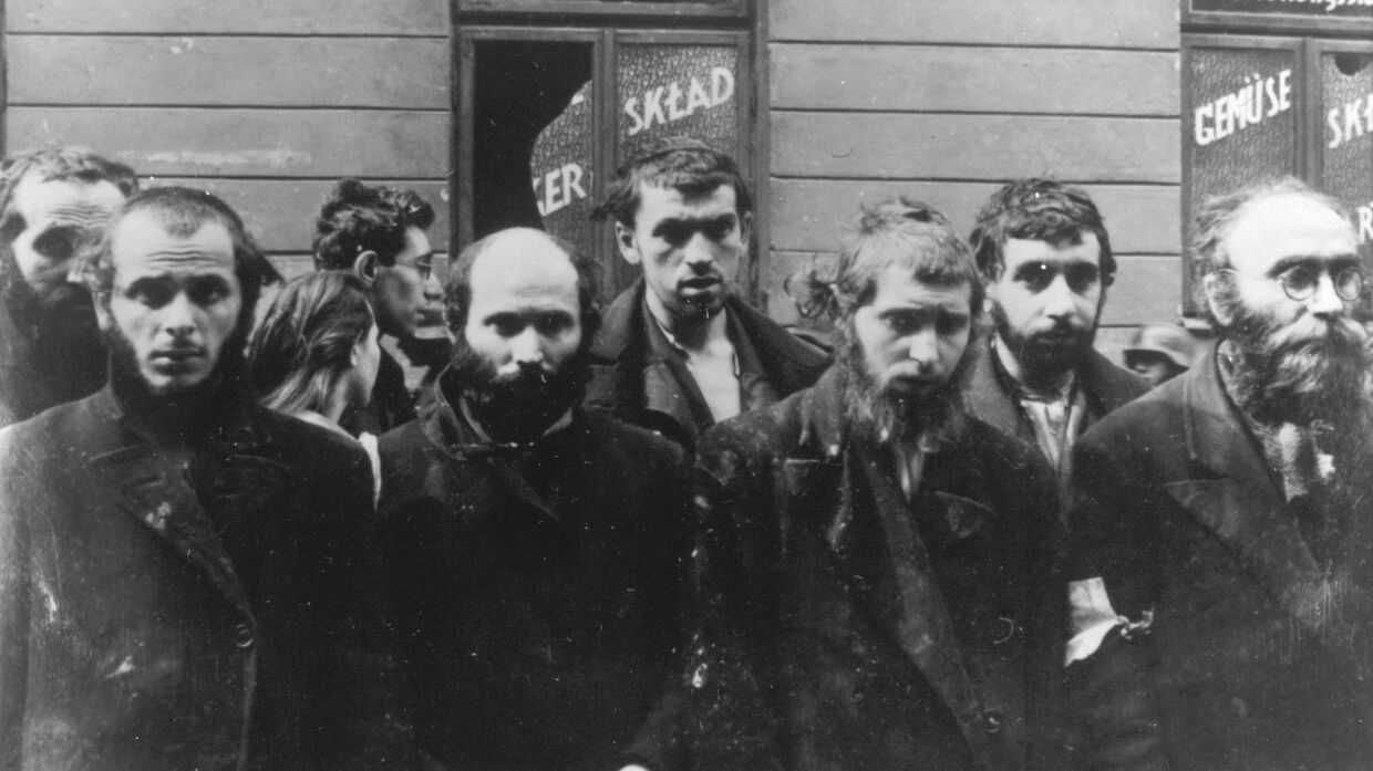 Группа евреев, арестованная солдатами СС в апреле-мае 1943 года в Варшаве, Польша