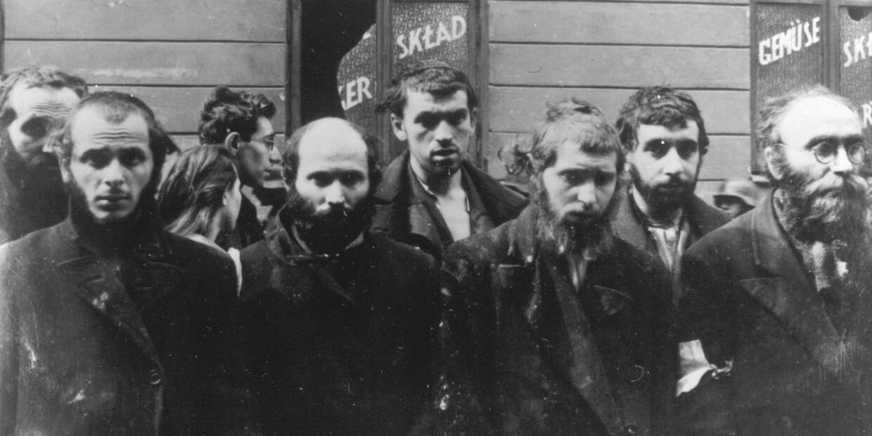 Группа евреев, арестованная солдатами СС в апреле-мае 1943 года в Варшаве, Польша