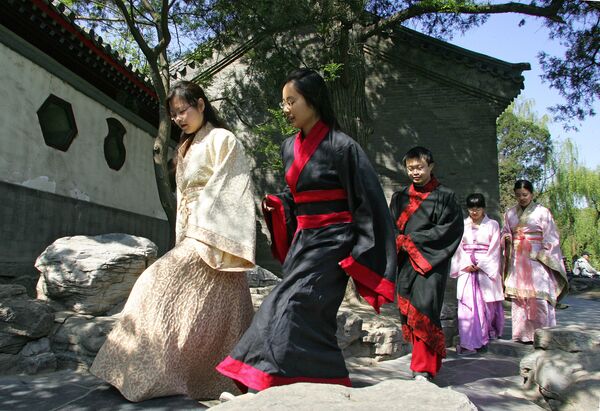 Студенты во время встречи в кампусе пекинского университета Цинхуа Студенты во время встречи в кампусе пекинского университета Цинхуа