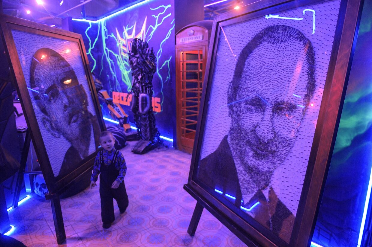 Портреты Барака Обамы и Владимира Путина на открытии Музея восстания машин