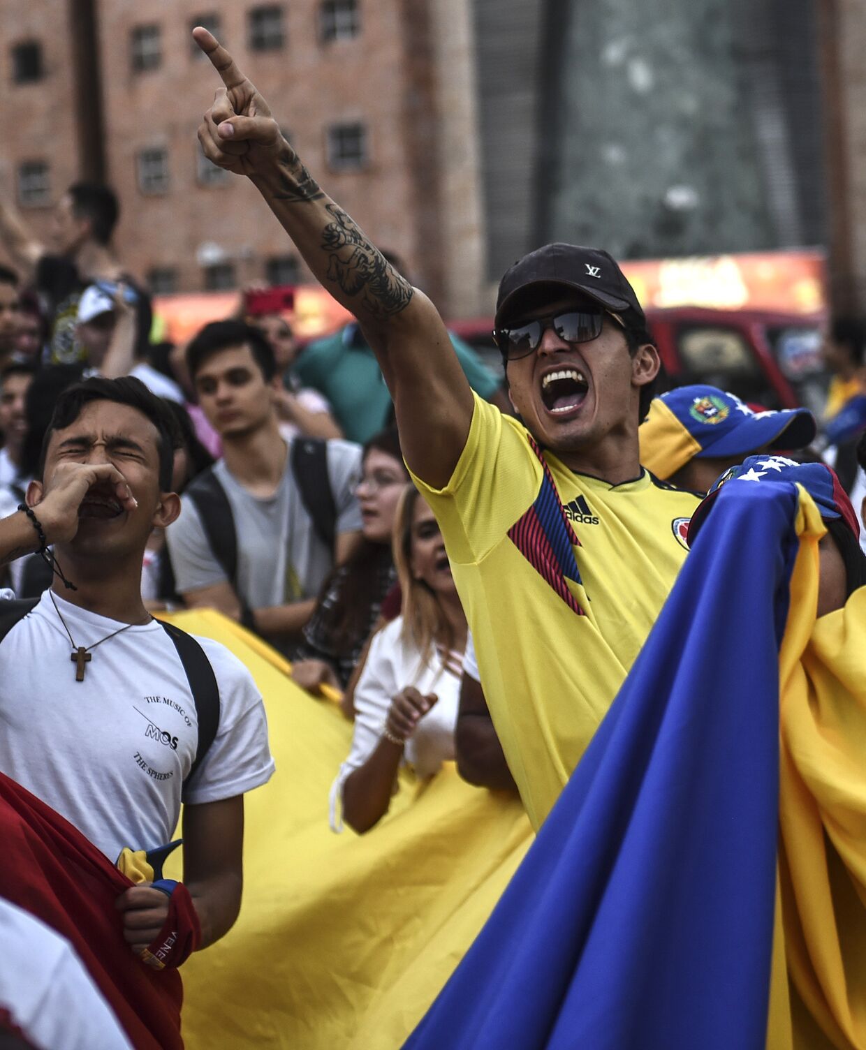 Акция венесуэльцев в поддержку лидера оппозиции Хуана Гуайдо в Медельине