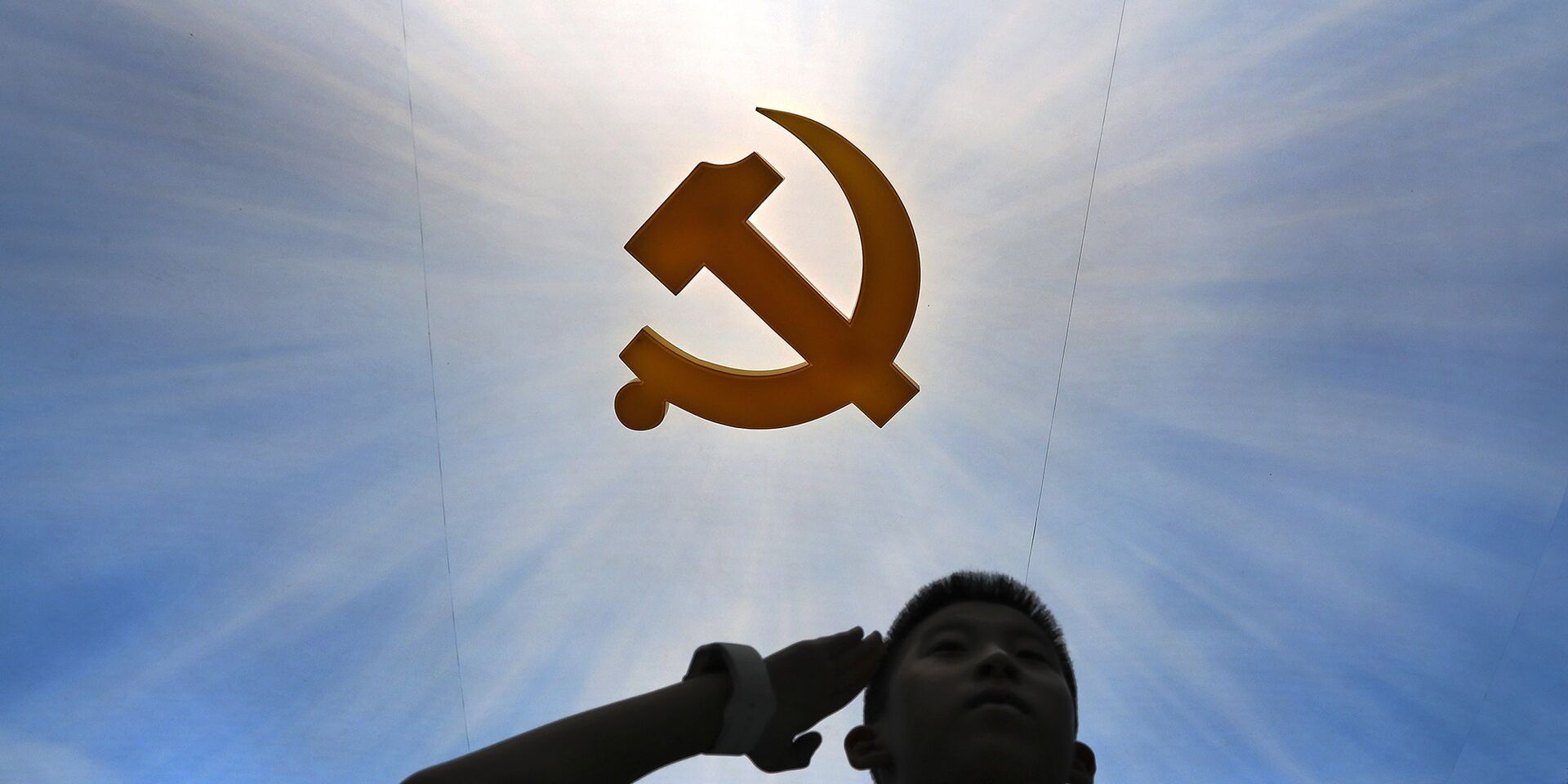 Ребенок у логотипа Коммунистической партии в военном музее в Пекине - ИноСМИ, 1920, 07.12.2021