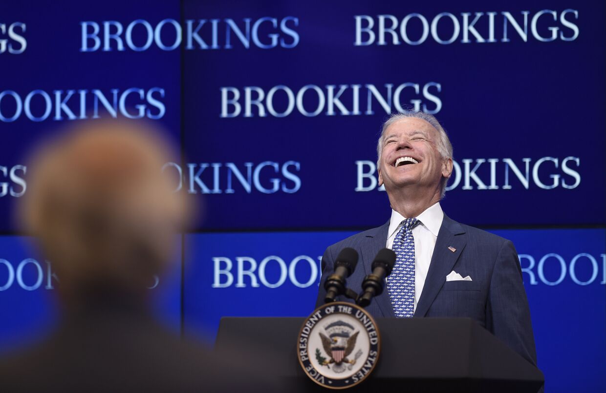 Джо Байден смеется во время выступления в аналитическом центре Институт Брукингса