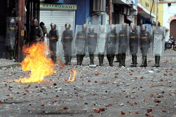 Силы безопасности во время столкновениями со сторонниками оппозиции во время митинга против правительства президента Венесуэлы Николаса Мадуро в Тачире