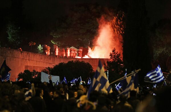 Участники акции протеста у здания греческого парламента в Афинах