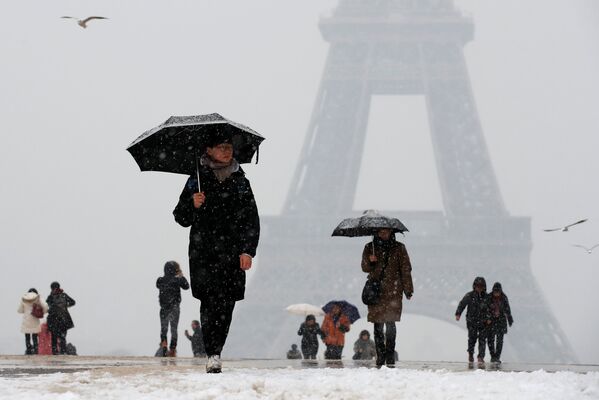 Снегопад в Париже