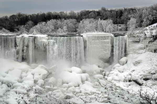 Ниагарский водопад, замерзший из-за сильного мороза
