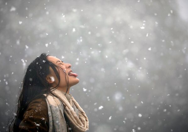 Женщина во время снегопада в Катманду