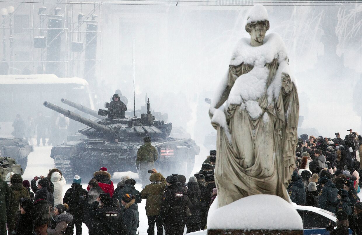 Репетиция военного парада на Дворцовой площади в Санкт-Петербурге по случаю 75-й годовщины окончания блокады Ленинграда