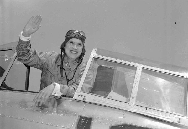 Жаклин Кокран после перелета из Нью-Йорка в Майами в 1937 году Жаклин Кокран после перелета из Нью-Йорка в Майами в 1937 году