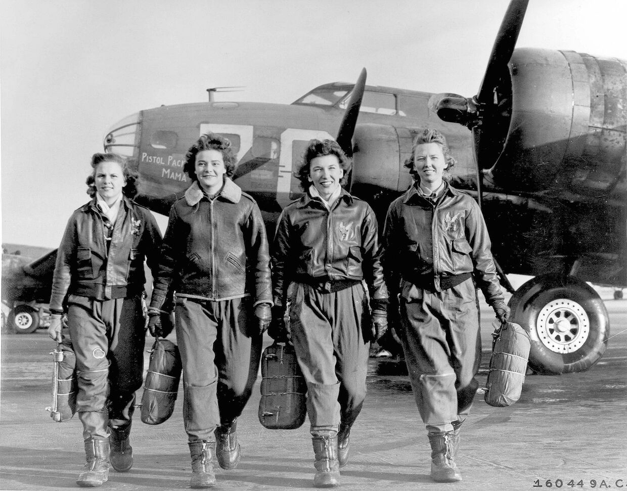 Пилоты из Женской службы пилотов военно-воздушных сил США в 1943 году