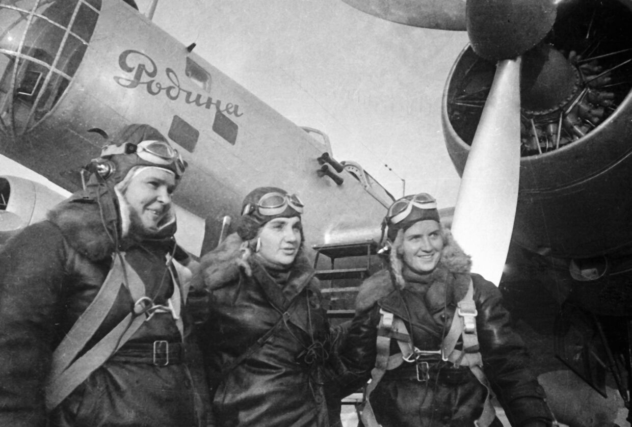 24 - 25 Сентября 1938 года Полина Осипенко, Валентина Гризодубова и Марина Раскова перед полетом
