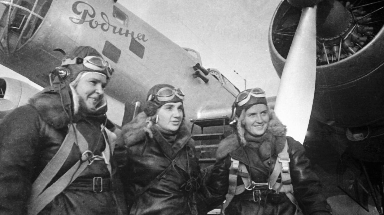 24 - 25 Сентября 1938 года Полина Осипенко, Валентина Гризодубова и Марина Раскова перед полетом