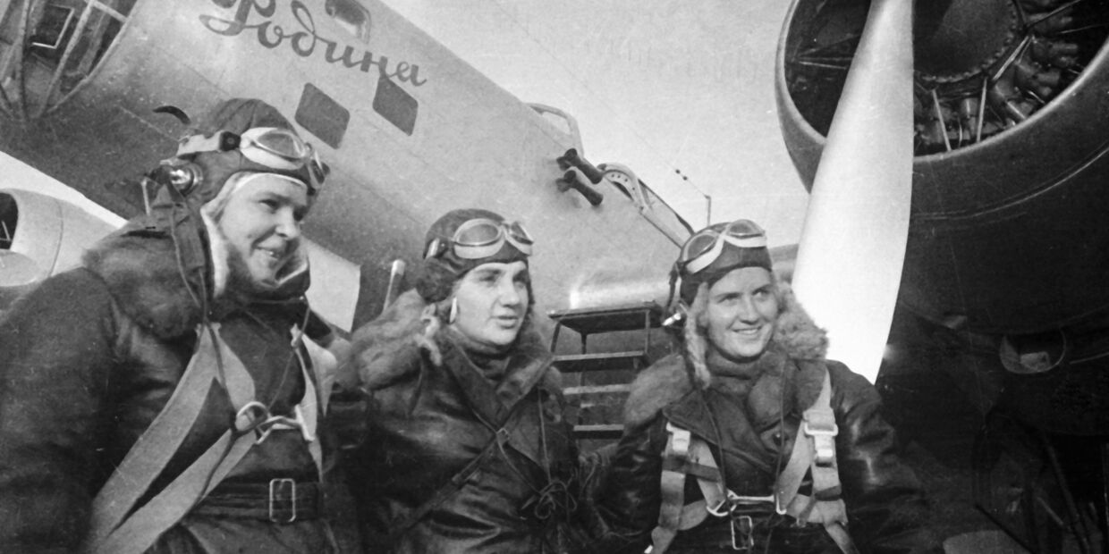24 - 25 Сентября 1938 года Полина Осипенко, Валентина Гризодубова и Марина Раскова перед полетом 24 - 25 Сентября 1938 года Полина Осипенко, Валентина Гризодубова и Марина Раскова перед полетом