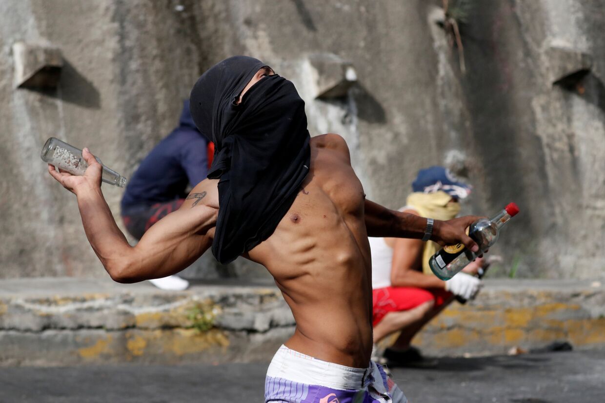 Демонстрант во время протестов в Каракасе, Венесуэла