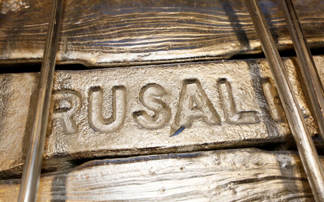 Алюминиевые слитки в литейном цехе красноярского алюминиевого завода «Русал»
