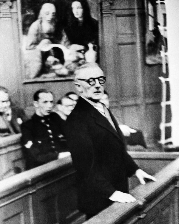 Художник Хан фон Меегерен на скамье подсудимых в Амстердаме за подделку произведений искусства Художник Хан фон Меегерен на скамье подсудимых в Амстердаме за подделку произведений искусства