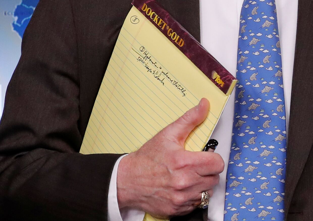 Советник президента США по национальной безопасности Джон Болтон держит блокнот с надписью «5000 военнослужащих в Колумбии»