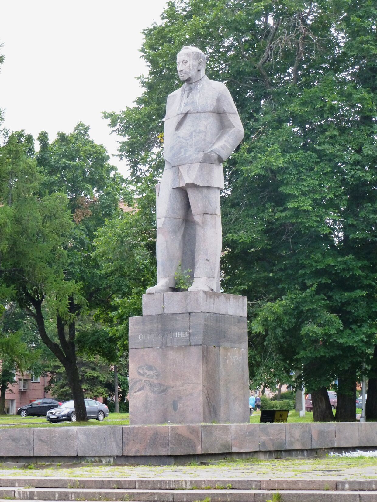 Памятник О.В.Куусинену в Петрозаводске. Открыт 22 июня 1973 года, скульптор Б.И.Дюжев.
